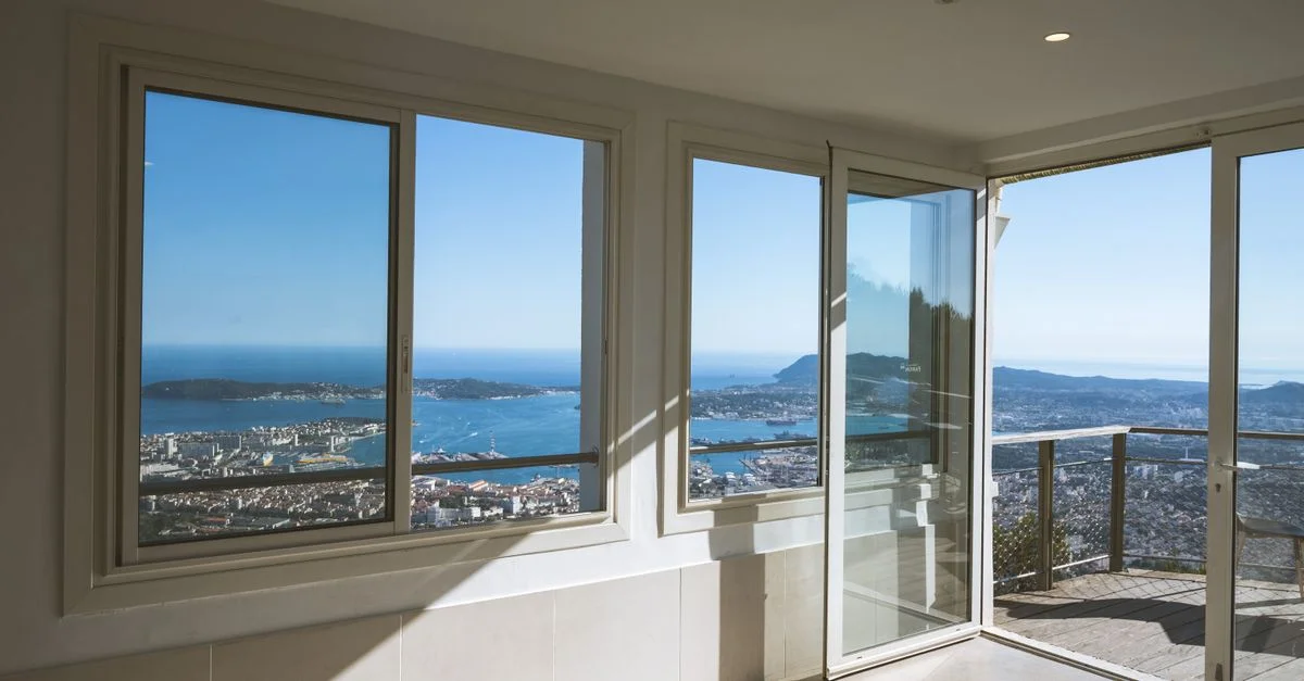 Superbe vue intérieure de Toulon, France, avec de grandes fenêtres montrant la côte et le paysage urbain.
